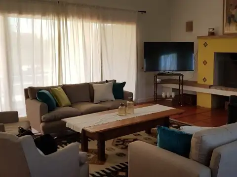 Casa en Alquiler Temporal con 2 cocheras