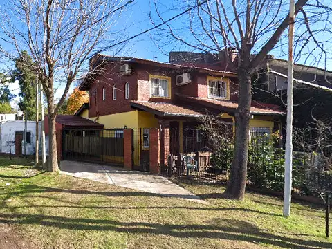EXCELENTE CHALET EN VENTA - 5 AMBIENTES - A 2 CUADRAS DE LA ESTACIÓN DE TORTUGUITAS