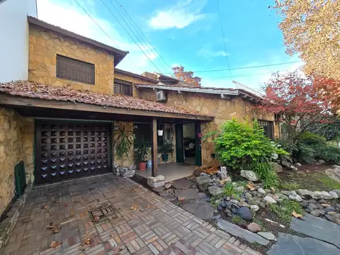Oportunidad en San Isidro: Casa con encanto en excelente lote al norte.