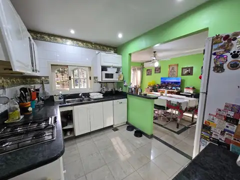 Oportunidad en San Isidro: Casa con encanto en excelente lote al norte.