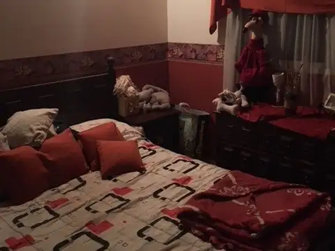 Casa amplia de 4 ambientes galpón y Quincho en Quilmes.