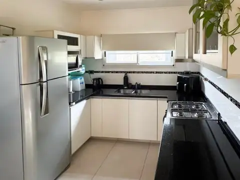 Casa en Alquiler con 4 cocheras