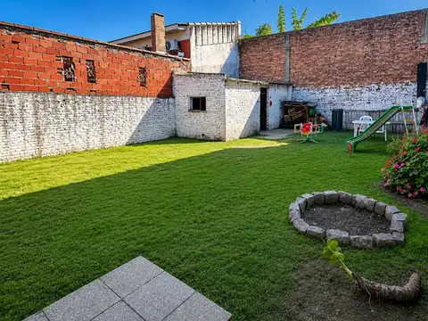 VENTA CASA EN QUILMES PARQUE Y GARAGE -OPORTUNIDAD