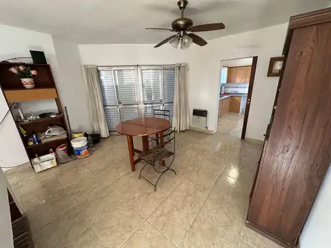 Casa 8 ambientes con 2 baños