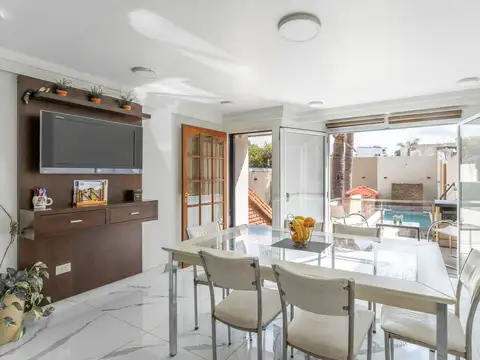 VENTA CASA - 6 AMB  PILETA/JARDIN/COCHERAS