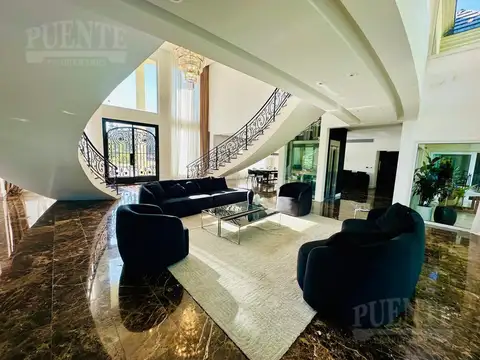 Casa en Alquiler con 2 cocheras