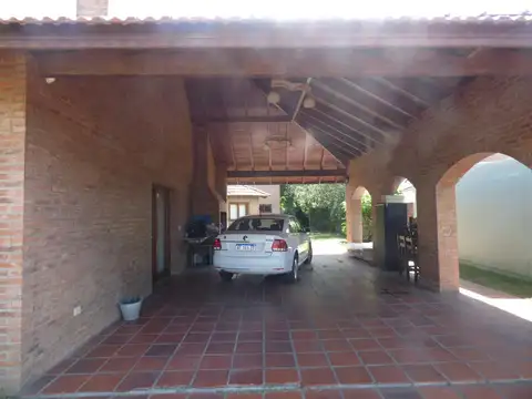 Casa 8 ambientes con 2 baños