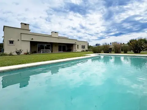 CASA 4 AMB EN VENTA CHACRAS DE LA CRUZ CON PILETA