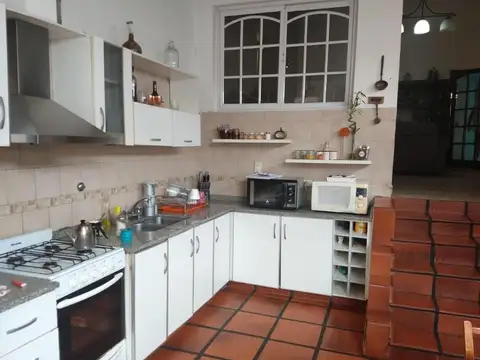 San Martín. Impecable PH 4 ambientes c/cochera en 1º piso