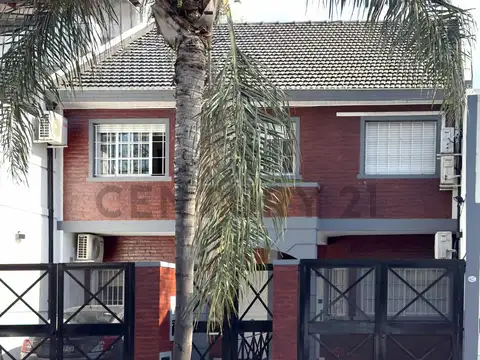 FLORES - EXCELENTE PH TRÍPLEX DE 5 AMBIENTES CON COCHERA, PATIO Y PARRILLA – APT