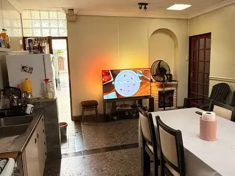Casa 4 ambientes con 2 baños