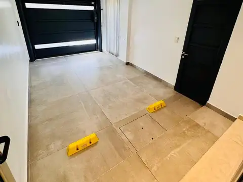Casa en Alquiler con 3 cocheras