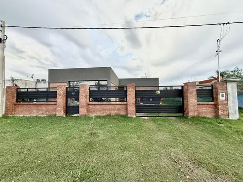 Casa en Venta con 2 cocheras