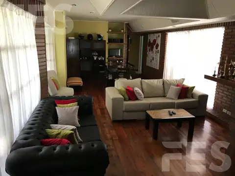 Casa en Venta con 6 cocheras