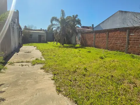 LOTE DE 10 X 32,75 CON CONSTRUCCIÓN AL FONDO Y PORTÓN – CALLE 9 ENTRE 607 Y 608 – USD 28.000