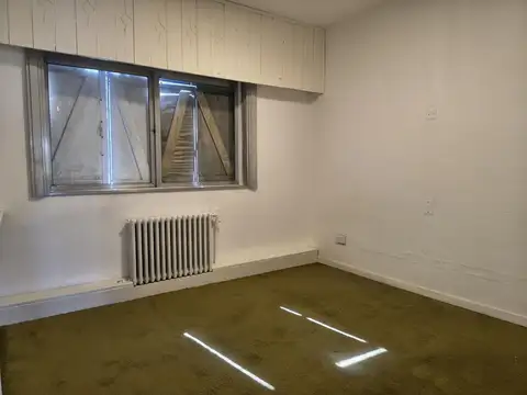 Oficina con 2 consultorios y sala de espera.