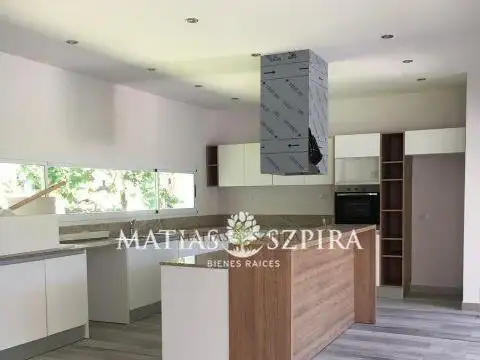Casa en Venta con 4 cocheras