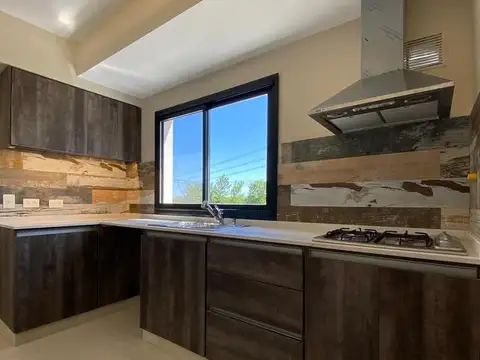 Casa 4 ambientes con 2 baños