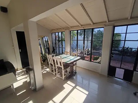CASA EN VENTA 3 AMBIENTES C/ COCHERA BANFIELD ESTE