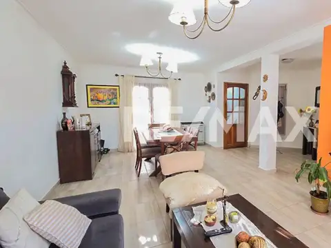 Casa 5 ambientes con 2 baños