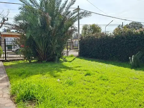 CASA CON PARQUE EN CORONEL ARNOLD; IMPECABLE