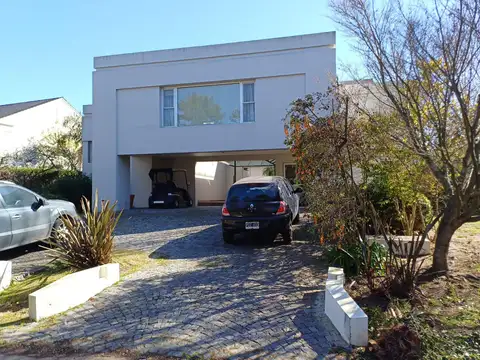 Casa en venta – 4 ambientes y dependencia – Country Club de Campo Abril
