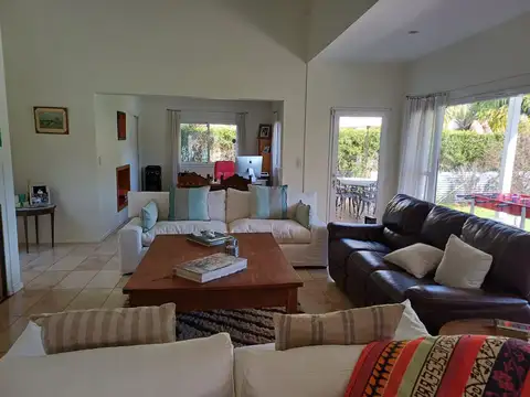 Casa en venta – 4 ambientes y dependencia – Country Club de Campo Abril