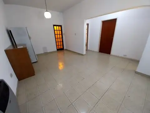 CASA AL FRENTE EN DOS PLANTAS 4 AMBIENTES