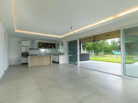 Casa 5 ambientes con 4 baños