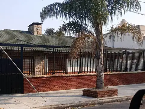 Casa Chalet  en Venta en Villa Ballester, San Martin, G.B.A. Zona Norte