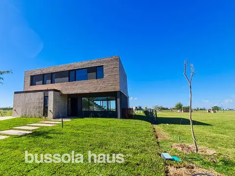 Casa en venta 5 ambientes financiada  Amarras Puertos Escobar
