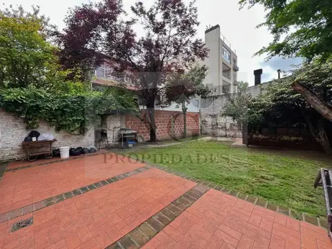 CASA SOBRE LOTE PROPIO DE 8,66X27 CON COCHERA Y GRAN JARDIN