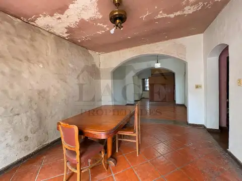 CASA SOBRE LOTE PROPIO DE 8,66X27 CON COCHERA Y GRAN JARDIN