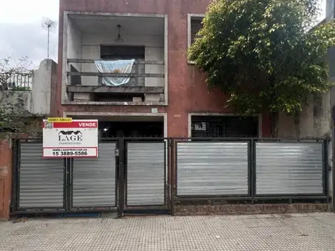 CASA SOBRE LOTE PROPIO DE 8,66X27 CON COCHERA Y GRAN JARDIN