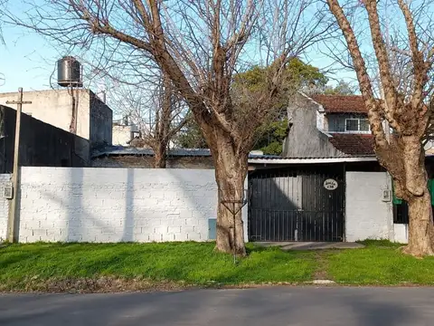 CASA 3 AMB. CON AMPLIO JARDIN Y COCHERA MORENO