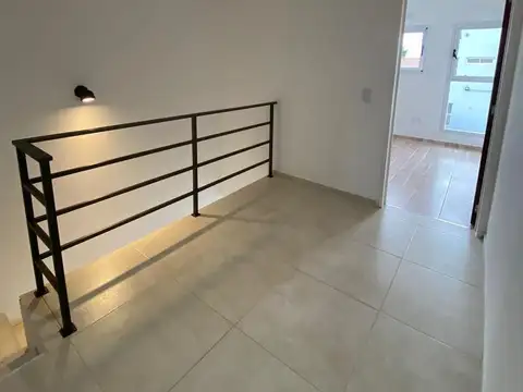 Depto Tipo Casa en Alquiler en Lisandro Olmos Etcheverry, $ 950.000