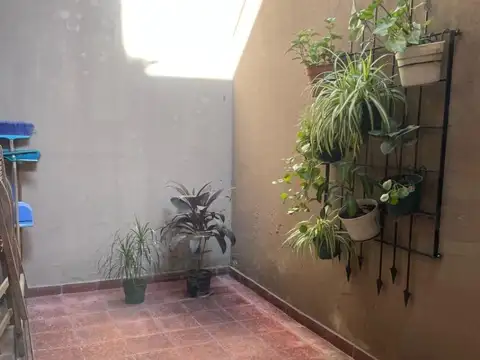 Tipo casa al frente con entrada independiente