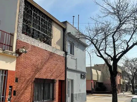 Tipo casa al frente con entrada independiente