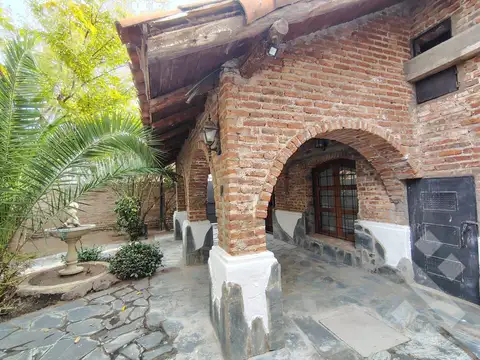 Casa 8 ambientes con 3 baños