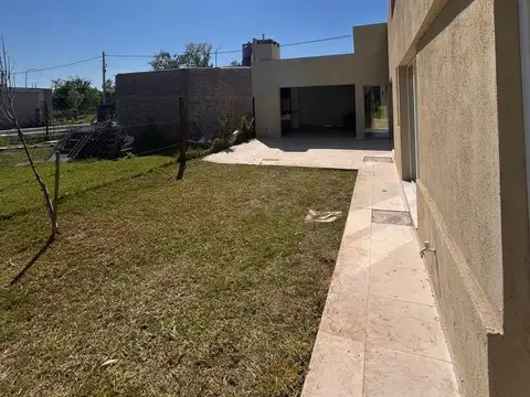 Casa 6 ambientes con 2 baños
