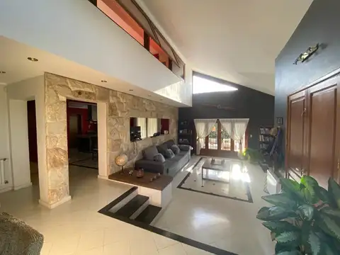 Casa 10 ambientes con 3 baños