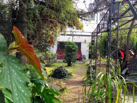 Espectacular casa de estilo, única por su estado  A mts. de Av. Triunvirato y de estación de Subte