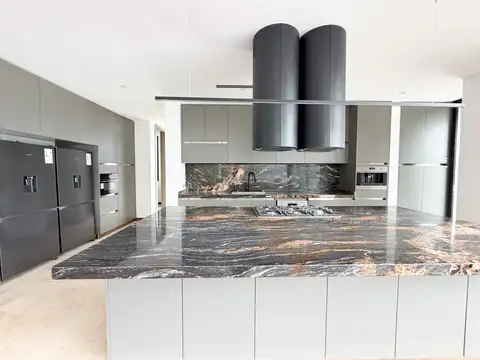 Casa 8 ambientes con 4 baños