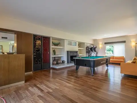 Casa en Alquiler con 3 cocheras