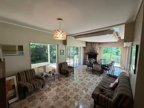 Casa 6 ambientes con 2 baños