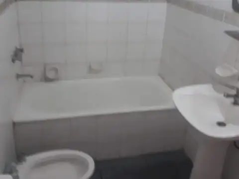 2 AMBIENTES CON JARDIN   BAÑO COMPLETO