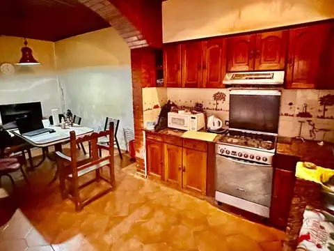 Casa 4 ambientes con 2 baños