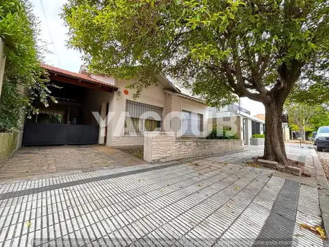 Casa de 3 dormitorios, con escritorio, cochera doble y jardin con pileta en Tandil centro. PERMUTA!