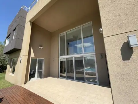 Casa 6 ambientes con 4 baños