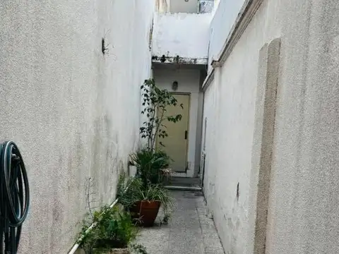 Departamento tipo casa PH, de 3 amb, c/dep. y entrepiso